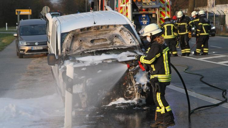 Nach einem technischen Defekt geriet am Donnerstagabend auf der Berliner Straße in Glinde ein Fiat-Transporter von zwei Handwerkern in Brand.