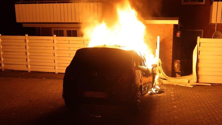 Am Wacholderweg in Delmenhorst ist ein Auto ausgebrannt.