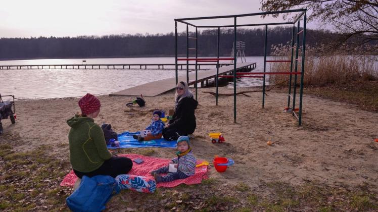 Auch Elisa Stein und Eileen Politz und ihre Kinder würden sich über neue Spielgeräte am See freuen.
