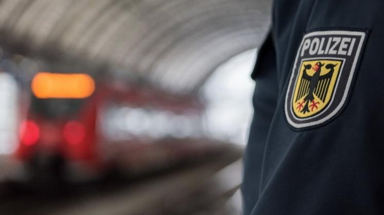 In Hude sind zwei Männer gestellt worden, die laut Polizei in einem Zugabteil der Nordwestbahn uriniert und den Zugbegleiter bespuckt haben. (Symbolfoto)