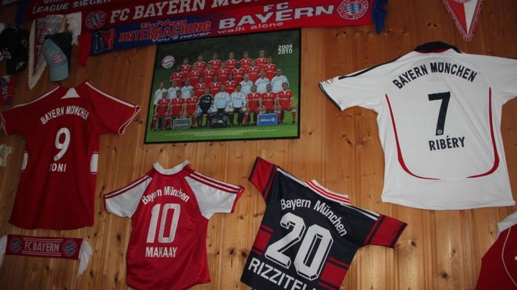Die Wände in den Clubzimmern sind dekoriert mit FC Bayern-Fanmaterial aller Art. Trikots, Schals, Poster, Mützen, Wimpel sind auf dieser Archivaufnahme zu sehen.