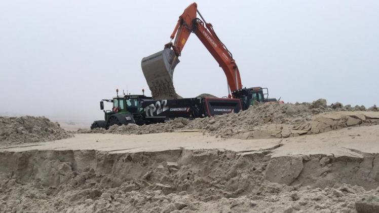 Es ist alljährliche Prozedur am Strand: Im Aufrag der Tourismuszentrale werden die alten Sandfangzäune demontiert und der Sand am Strand gleichmäßig mit Baggern und schwerem Gerät verteilt.