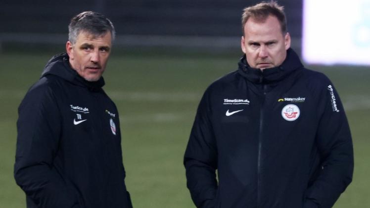 Bedient nach der Pleite in Lübeck: Hansa-Coach Jens Härtel (links) und Manager Martin Pieckenhagen