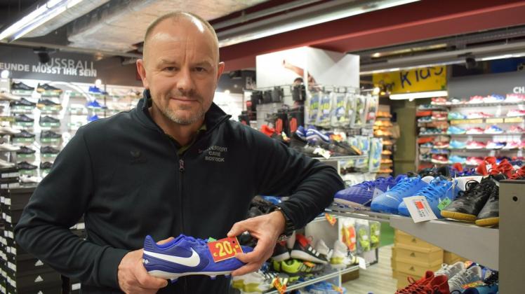 Ab 8. März darf auch Jens Kaczorak sein Intersport-Geschäft in der Rostocker Innenstadt wieder öffnen. Gerade Fußballschuhe für Kinder, die in den vergangenen drei Monaten Zwangsschließung liegen geblieben sind, muss er dann zu sehr günstigen Preisen verkaufen, um Platz für die neue Ware zu schaffen.