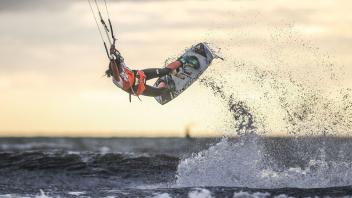 In Schleswig-Holstein soll das Kitesurfen vor den Küsten Nordfrieslands und Dithmarschens nur noch an 22 Spots erlaubt sein