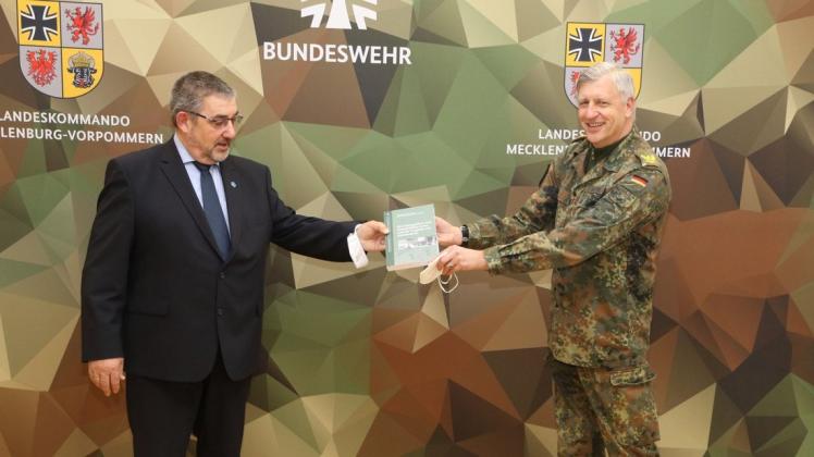 Dankbar für das gute Spendenergebnis: Heribert Schneider vom Volksbund und Brigadegeneral Markus Kurczyk (r.)