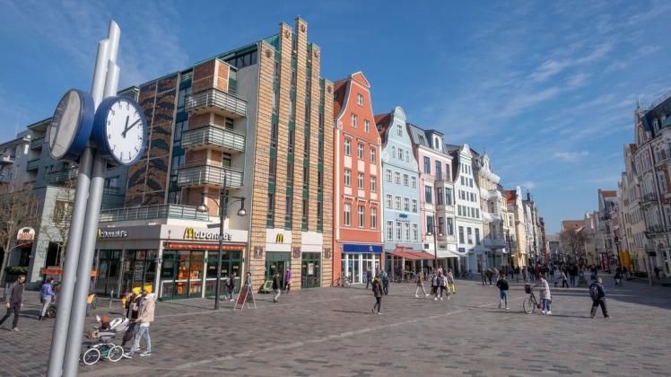 Die Rostocker Innenstadt ist trotz der Corona-Krise belebt. Ab Montag dürfen die Geschäfte wieder öffnen.