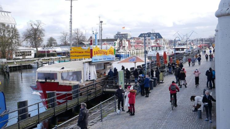 Am Wochenende waren in Warnemünde einige Besucher unterwegs. Nur zwischenzeitlich gab es einen großen Anlauf bei den Fischkuttern.