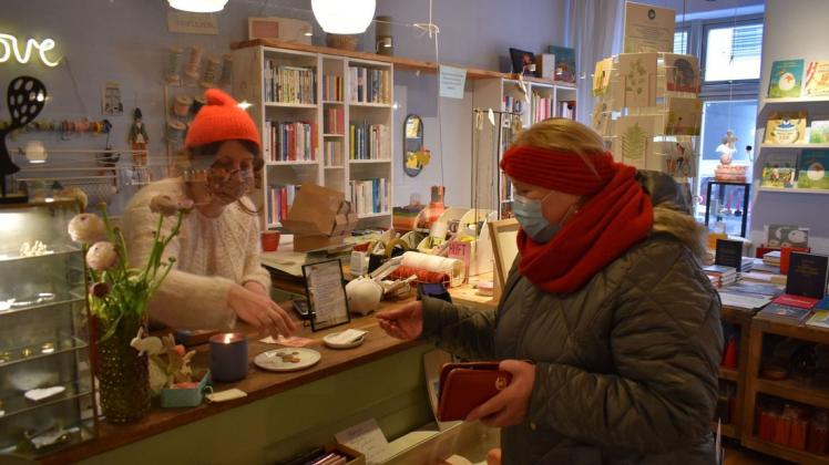Im Geschäft Inselliebe in Güstrow verkauft Katharina Kaden (l.) verstärkt Waren des täglichen Bedarfs. Annegret Dräger bezahlt hier ihren Einkauf.