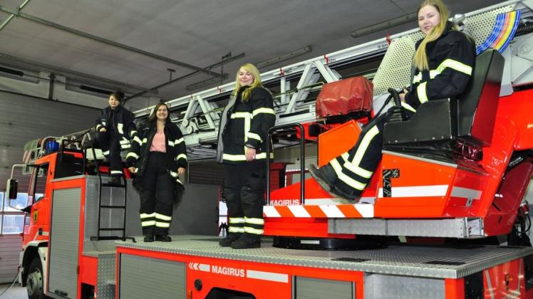 Die Frauen von der Freiwilligen Feuerwehr Lübz sind stolz auf ihre Arbeit in ihrer "Feuerwehrfamilie". Von rechts: Cindy und Mandy Rehberg, Francin Dießner und Carolin Suckow.
