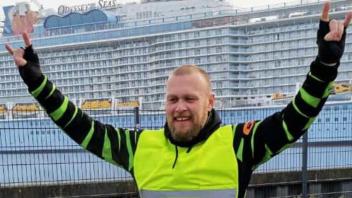 Abgekämpft, aber glücklich: Christian Jüdick nach 24 Stunden Radfahren am Ziel an der Meyer Werft in Papenburg.