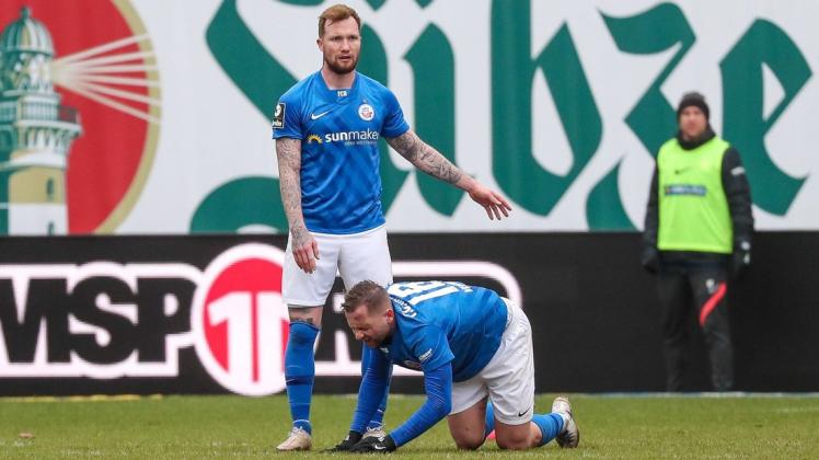 John Verhoek am Boden: Der Stürmer stand bei einem Freistoß für Kaiserslautern in der Mauer und sprang hoch. Beim Runterkommen trat er unglücklich auf den Fuß von Jan Löhmannsröben und knickte dabei um.