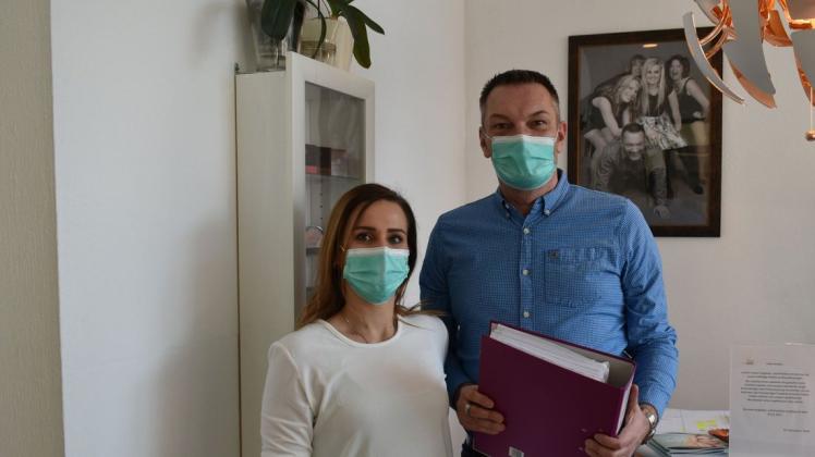 Freuen sich darüber, dass sie wieder arbeiten dürfen: Arlene Leesch (l.) und Andreas Beggerow vom Kosmetik-Salon Hautsache in Güstrow.