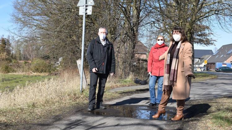 Die SPD-Landtagsabgeordnete Beate Raudies (rechts) überprüft mit Gerlinde Naudiet (SPD Horst) und Detlef Witthinrich (SPD Elmshorn) den Zustand des Radwegs.
