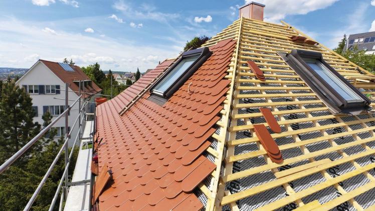 Eine Sanierung und Dämmung alter Dächer lohnt sich gleich mehrfach - für die Umwelt ebenso wie für die eigene Haushaltskasse.