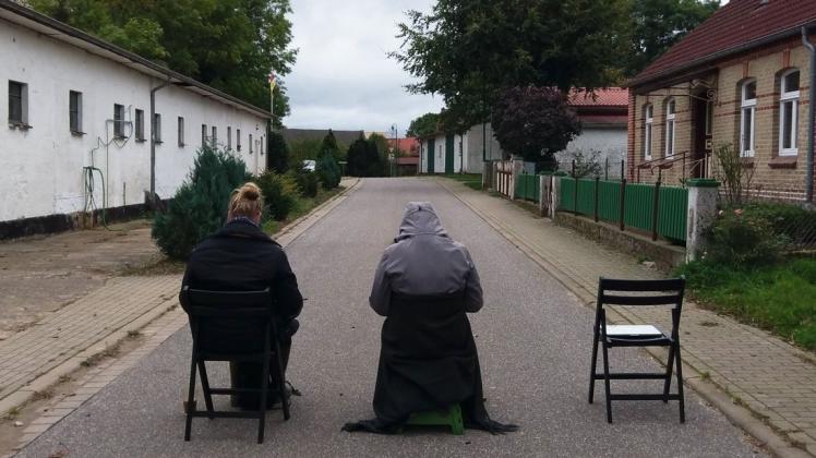 Bei Wind und Wetter: Zwei Autoren fertigen in Below auf der Straße ein Parallelprotokoll an. Foto von 2020