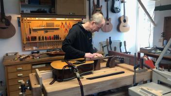 Frank Thedieck betreibt seit 2009 die Werkstatt „Gitarrenwerke“ in der Bramscher Innenstadt.