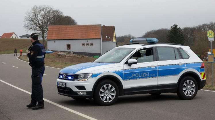 Die Polizei sucht in Weilerbach bei Kaiserslautern nach dem Sohn des einen Opfers.