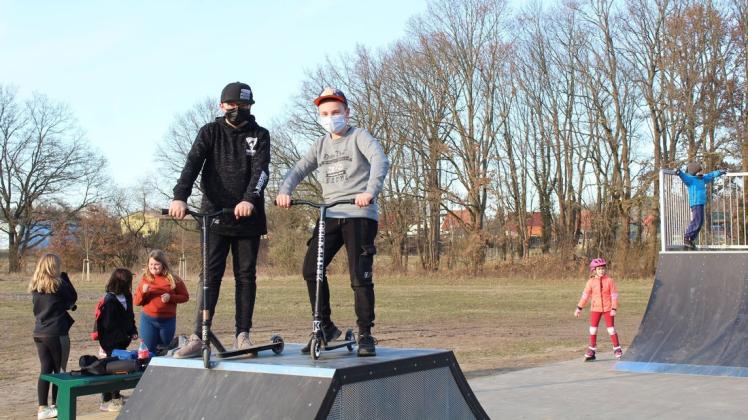 Max und Luca (v.l., beide 12) aus Pritzwalk ziehen auf der neuen Skaterbahn in Groß Pankow ihre Runden.