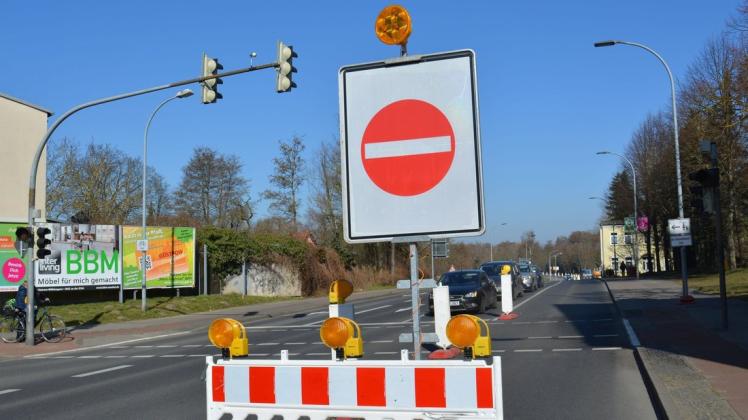 Hier ist Schluss: Die Liebnitzstraße in Güstrow bleibt Richtung Norden bis August gesperrt. So ein Schild wird ab Mai auch am nördlichen Ortsausgang von Güstrow stehen, wenn die Deckenerneuerung der B103 unter Vollsperrung beginnt.