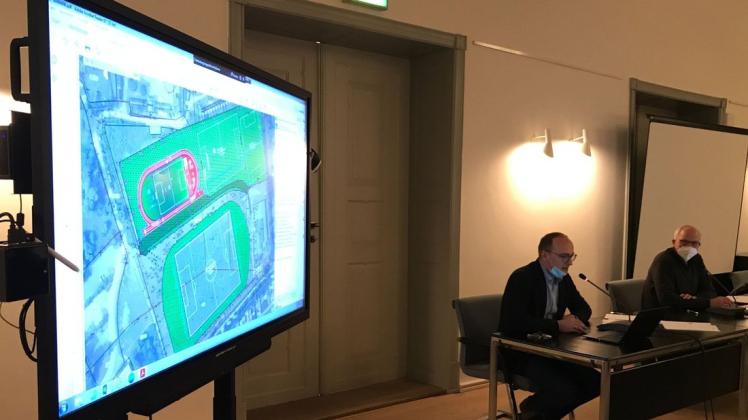 So soll es aussehen: Bürgermeister Christian Grüschow (M.) erläutert den Gestaltungsentwurf für den Sportplatz am Wall.