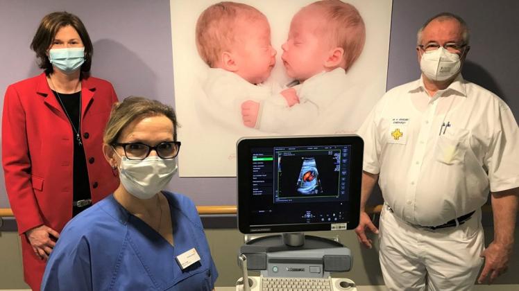 Für die HEH Essmann Stiftung übergab Geschäftsführerin Andrea Schmidt (links) das Ultraschallgerät an die leitende Hebamme Elke Lange und Chefarzt Dr. Manfred Johnscher.