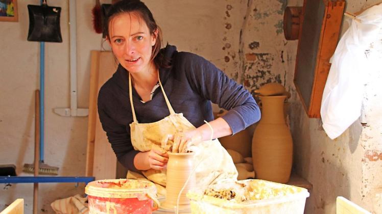 Am 16. Tag der offenen Töpferei hat auch Elke Ludwig ihre Keramikwerkstatt in Kobrow I geöffnet und lässt sich gern beim Arbeiten an der Töpferscheibe über die Schulter schauen.