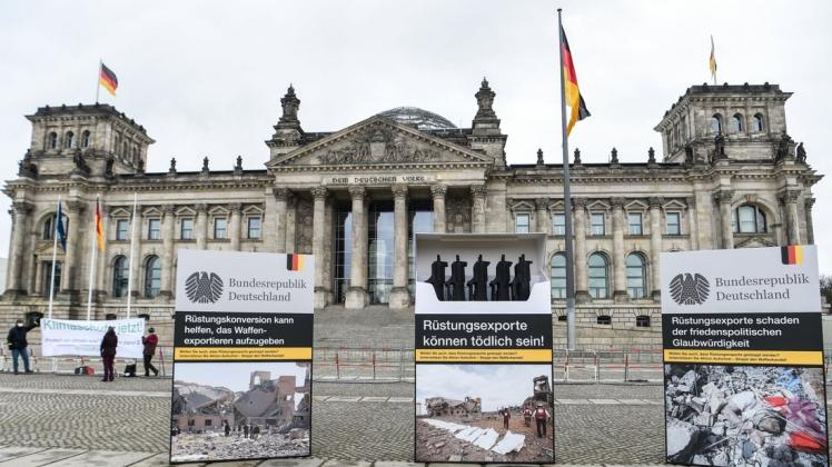 Protest in Berlin: Vor dem Deutschen Bundestag hat die "Aktion Aufschrei - Stoppt den Waffenhandel" kürzlich gegen die Ausfuhr deutscher Rüstungsgüter demonstriert.