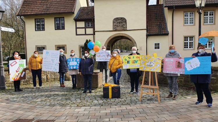 Vertreter von neun katholischen Kindertagesstätten von Vörden bis Eggermühlen protestierten in Bersenbück gegen die Novelle des niedersächsischen Kita-Gesetzes.