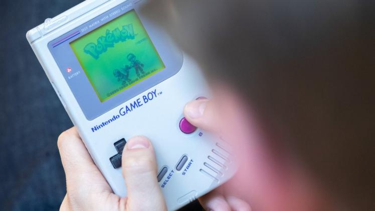 Anhand von Spielzeug wie dem Game Boy entführt die Sonderausstellung Besucher des Möckelhauses in die Zeit der 90er-Jahre.