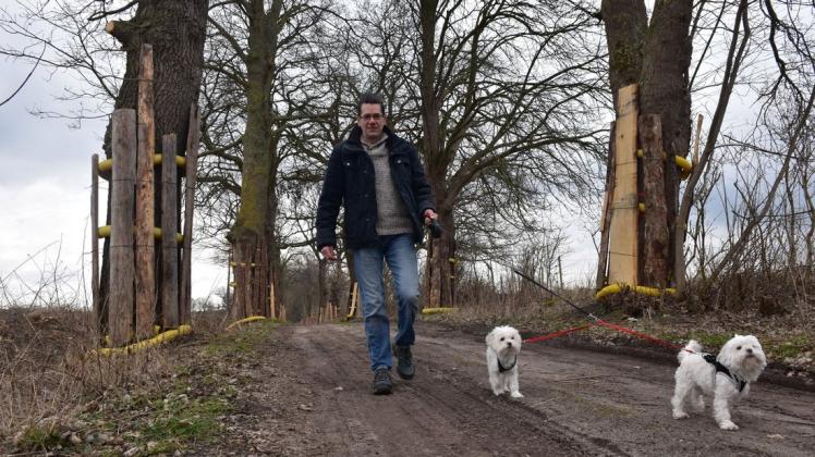 Mit seinen Hunden geht Anwohner Jens-Olaf Stange täglich auf dem Landweg in Groß Salitz spazieren. Das könnte bald nicht mehr möglich sein.