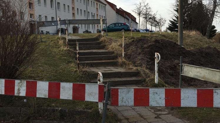 Bald Vergangenheit: Die marode Treppe in der Brüeler Feldstraße wird abgebaut.