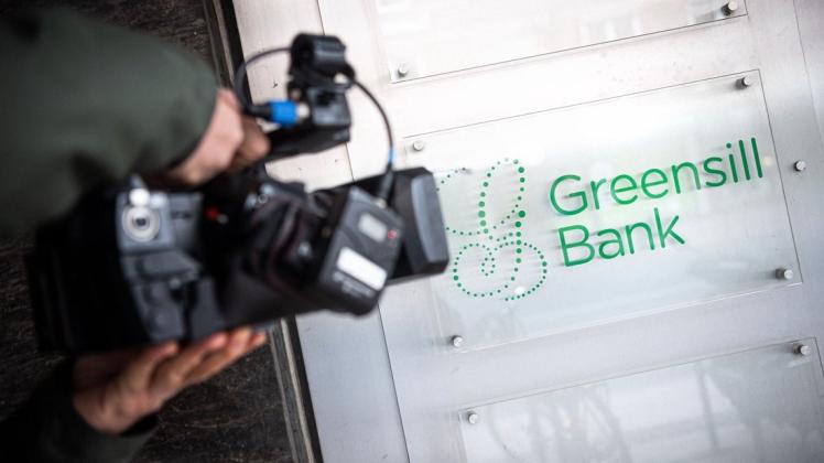Ein Schild mit dem Firmennamen "Greensill Bank" wird von einem Fernsehteam gefilmt. Die deutsche Finanzaufsicht Bafin hat für die in Turbulenzen geratene Greensill Bank einen Insolvenzantrag gestellt.