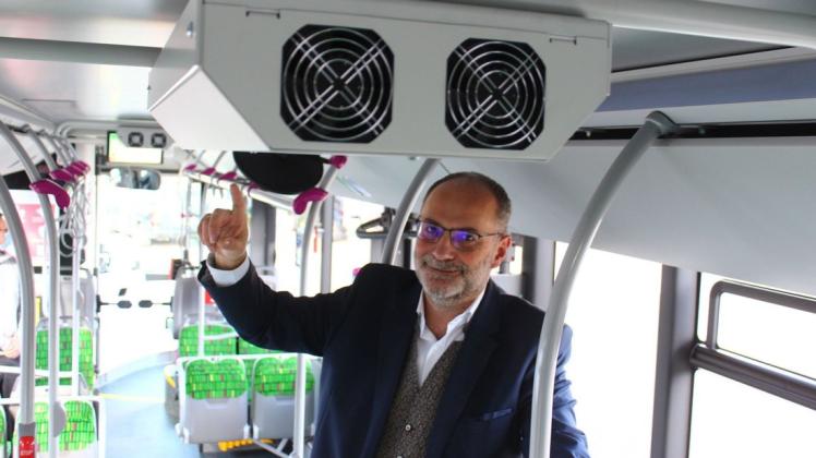 Keimfreieres Busfahren: Delbus-Chef Carsten Hoffmann zeigt einen neuen Luftfilter, der den Bustransport unter Corona-Gesichtspunkten sicherer machen soll.