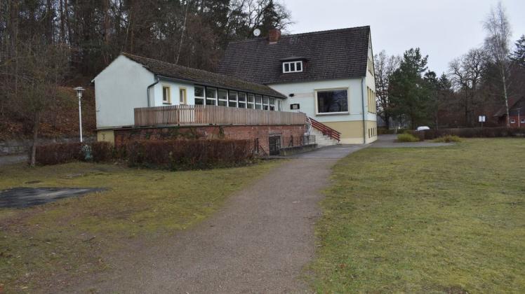 Die ehemalige Gaststätte Am Jörnberg in Krakow am See steht leer. Zwei Firmen wollen das städtische Grundstück kaufen und bebauen.