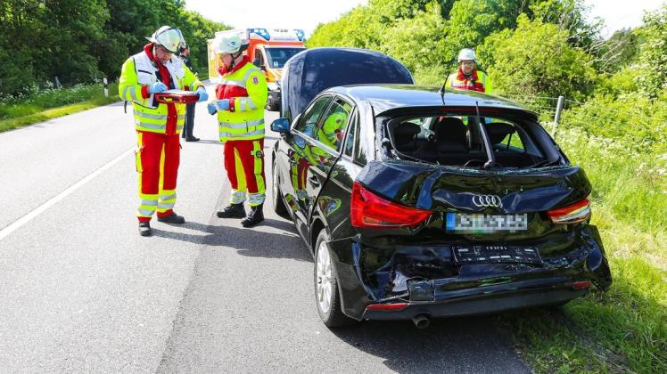 Einer der Unfälle im Kreis Segeberg ereignete sich am 30. Mai, 2020l auf der Bundesstraße 205 zwischen Rickling und Neumünster in Höhe  Kleinkummerfeld. Insgesamt wurden dabei acht Menschen verletzt.