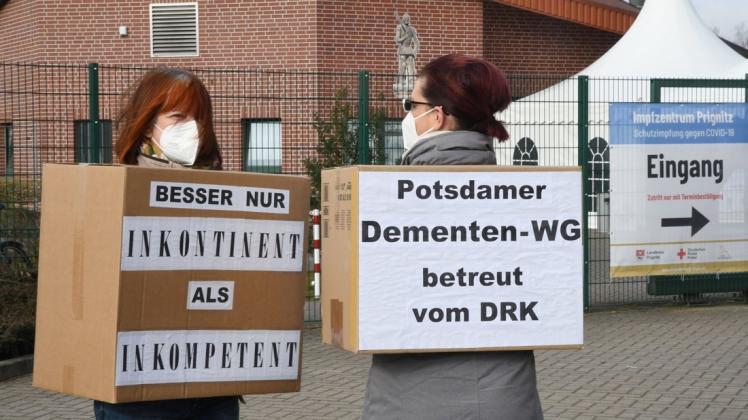Christiane Manstetten (l.) und ihre Pflegedienstleiterin Katja Schroeder protestieren vor dem Impfzentrum in Perleberg