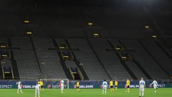 Fußball ohne Fans: Inzwischen Standard, wie hier beim Champions League-Spiel von Borussia Dortmund gegen Zenit St. Petersburg im Oktober 2020. Foto: imago images/Team2
