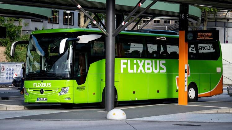 Mit dem Fernbusunternehmen Flixbus reist man vergleichsweise günstig durch Deutschland.