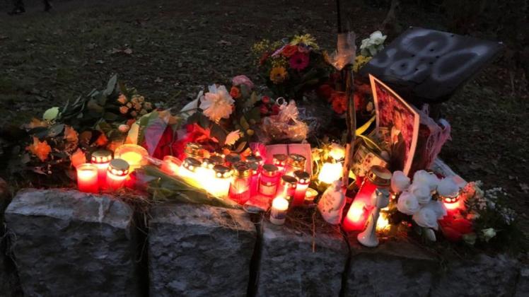 Blumen und Lichter erinnern im Delmenhorster Wollepark an den verstorbenen 19-Jährigen.