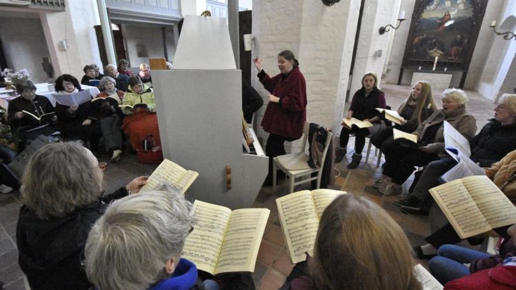 Dieses Archivbild zeigt eine Chorprobe mit Kantorin Annette Burmeister in der Gadebuscher Stadtkirche.