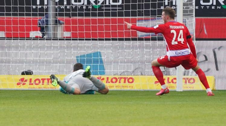 Christian Kühlwetter jubelt. Der Angreifer erzielte bei Heidenheims 3:2-Hinrundensieg gegen den HSV alle Heidenheimer Treffer.