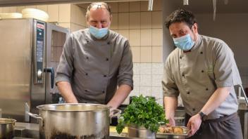 Helmut Backers bereitet in der Küche gemeinsam mit seinem Angestellten Speisen zu, die es in den Michelin-Guide geschafft haben.