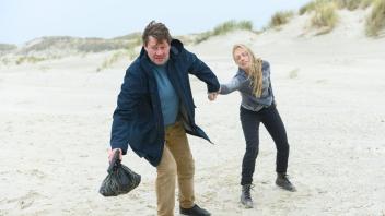 Gerd Eichinger (Harald Windisch) nimmt Laura Godlinski (Elisa Schlott) als Geisel und versucht, zu fliehen.
Foto: ZDF/Sandra Hoever
