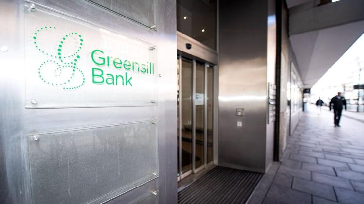 Ein Schild mit dem Firmennamen "Greensill Bank" hängt am Eingang der Bremer Privatbank.