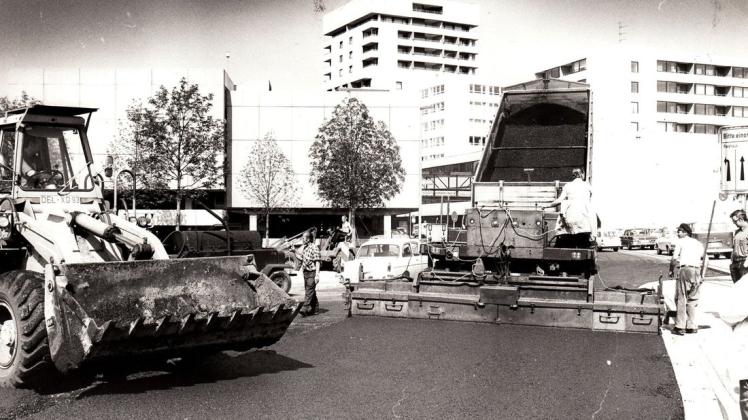 Bald rollen hier die Fahrzeuge drüber: Asphaltarbeiten auf der Gartenstraße (der Abschnitt heißt heute Am Stadtwall) im Jahr 1975.