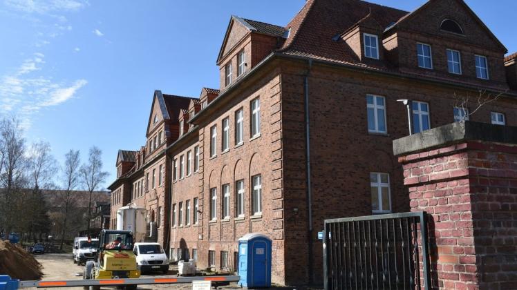 Das ehemalige Kinderheim an der Goldberger Straße in Güstrow wird hergerichtet. Es soll künftig der Fachhochschule zur Verfügung stehen.