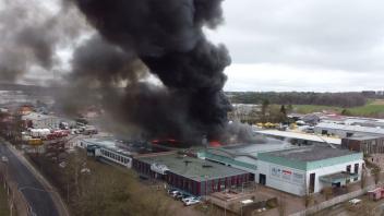 Im Syker Industriegebiet ist am Montag ein Großbrand in einer Halle ausgebrochen.