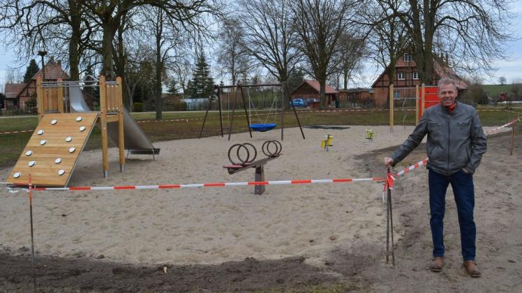 Auf dem Rundling im Dorfkern von Reimershagen ist ein neuer Spielplatz entstanden. Doch noch ist der Platz nicht zum Spielen freigegeben. Bürgermeister Jens Kupfer hofft auf eine baldige Eröffnung.