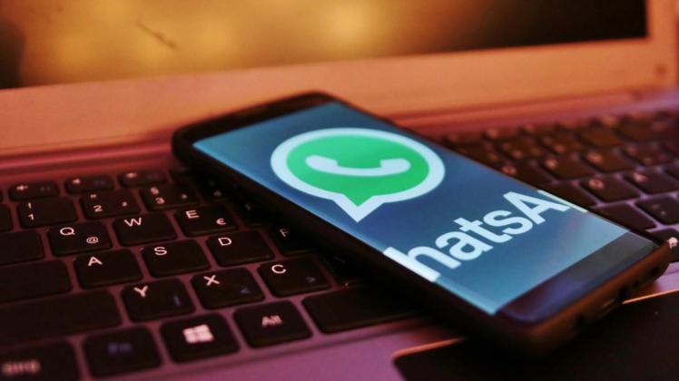 Bei der neuen Betrugsvariante nehmen Kriminelle über den Nachrichtendienst Whatsapp Kontakt mit ihren Opfern auf. Sie geben sich als Verwandte aus, die in Schwierigkeiten stecken und Geld benötigen.